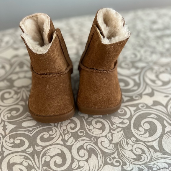 Infant 0/1 uggs- - Picture 4 of 4